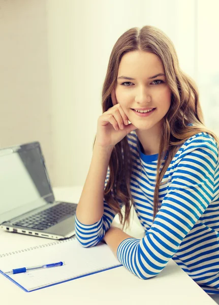 Sorrindo adolescente computador portátil menina e notebook — Fotografia de Stock