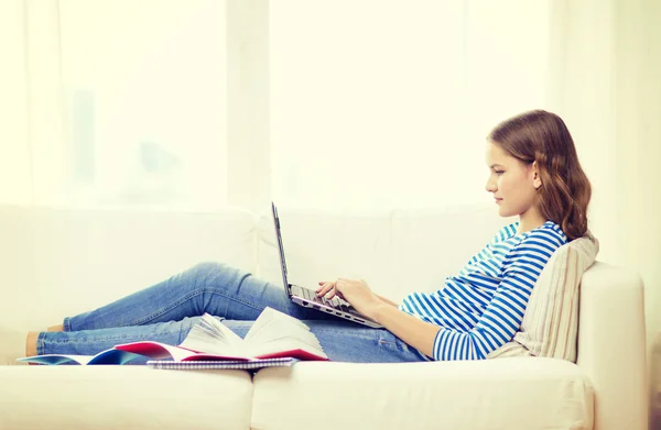 Elfoglalt tizenéves lány laptop számítógéppel otthon — Stock Fotó