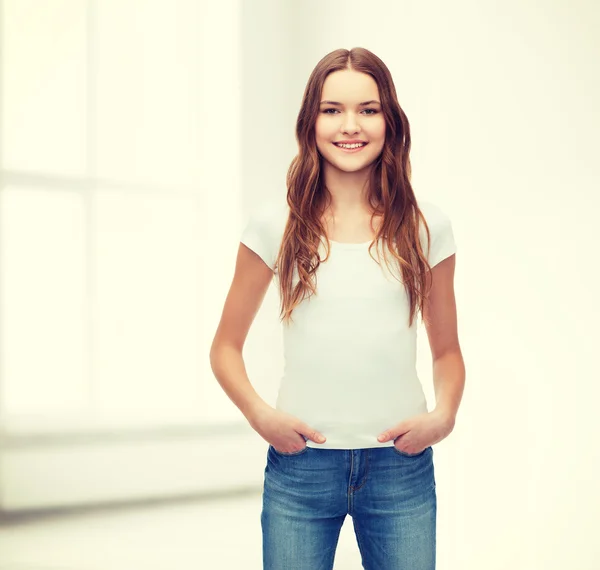 Sonriente adolescente en blanco camiseta en blanco — Foto de Stock