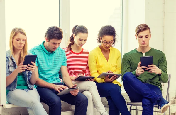 Ler studenter med tablet pc-dator — Stockfoto