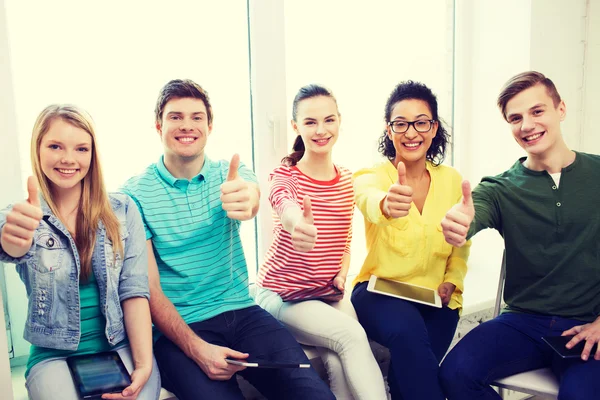 Studenti con computer tablet a scuola — Foto Stock