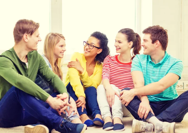 Cinco adolescentes sonrientes divirtiéndose en casa — Foto de Stock