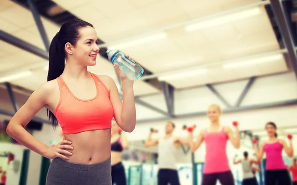 Sportliche Frau mit Wasserflasche — Stockfoto
