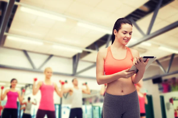 Sportliche Frau mit Tablet-PC — Stockfoto