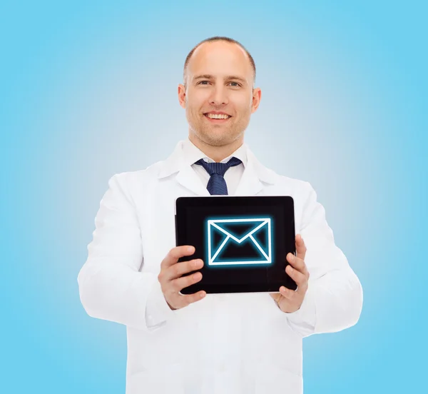 Sorridente médico masculino com tablet pc — Fotografia de Stock