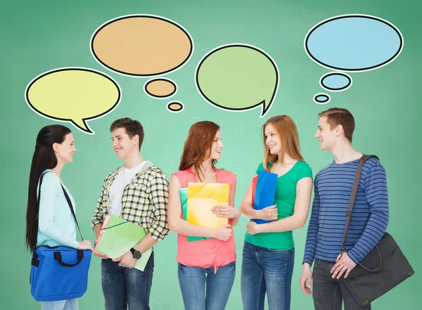 Gruppo di adolescenti sorridenti — Foto Stock