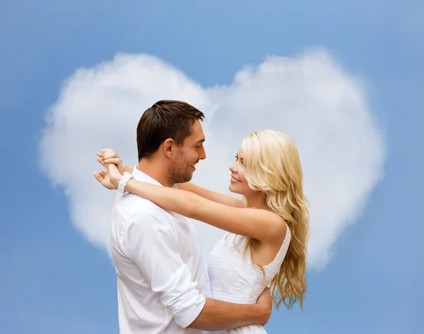 Счастливая пара, обнимающая облако в форме сердца — стоковое фото