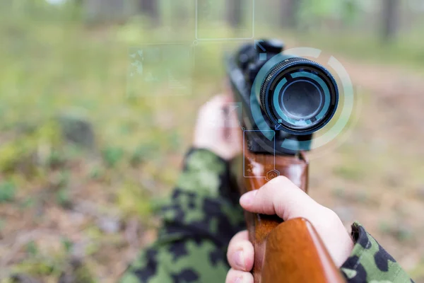 Close up van soldaat of sniper met pistool in bos — Stockfoto