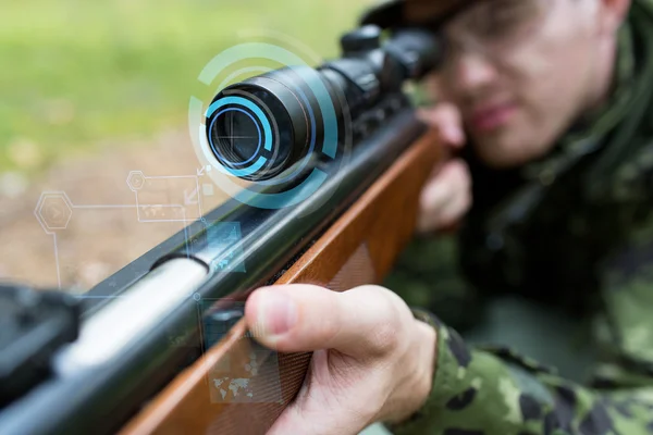 Bliska żołnierza lub snajpera z pistoletu w lesie — Zdjęcie stockowe