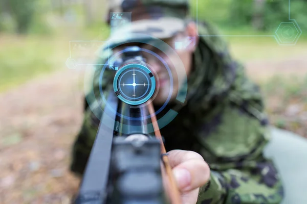 Detailní záběr voják nebo sniper s pistolí v lese — Stock fotografie