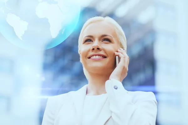 Mujer de negocios sonriente con teléfono inteligente al aire libre — Foto de Stock