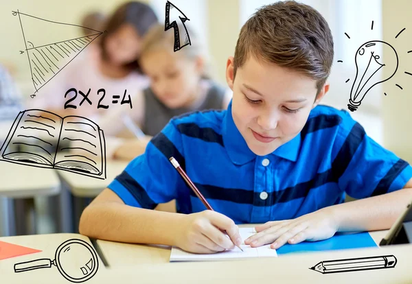 Groep van school-kids schrijven test in klas — Stockfoto