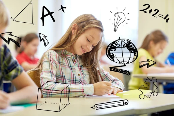 Teszt írás osztályban iskolás gyerekek csoportja — Stock Fotó