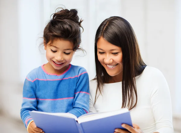 Mother and daughter with book — Stock Photo, Image
