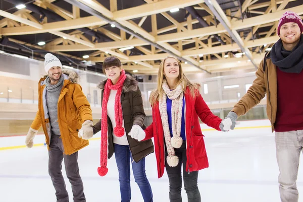 Happy vrienden op ijsbaan — Stockfoto