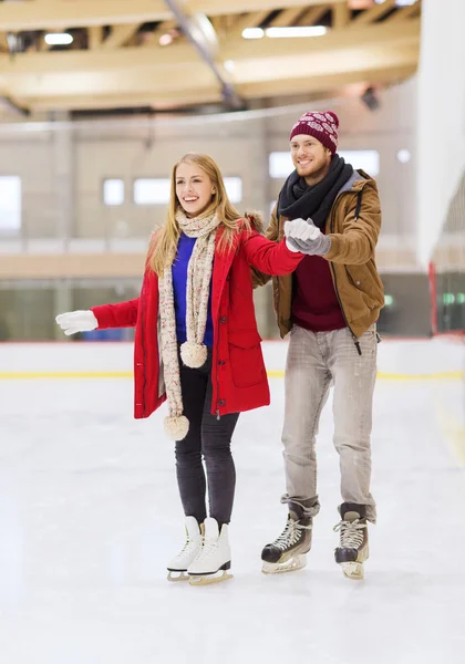 Pareja feliz en pista de patinaje — Foto de Stock