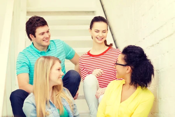 Adolescentes sonrientes pasando el rato — Foto de Stock