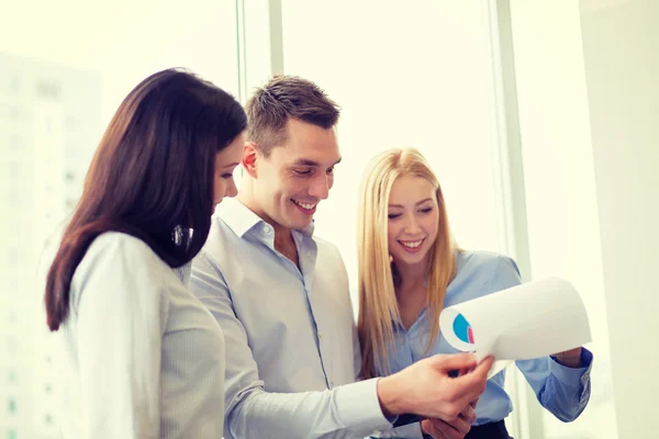 Equipo de negocios mirando el portapapeles — Foto de Stock