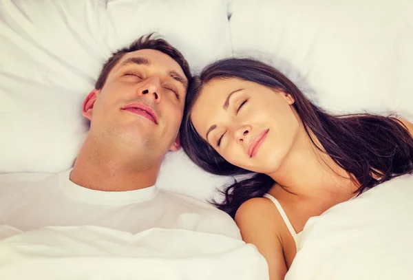 Pareja feliz durmiendo en la cama —  Fotos de Stock