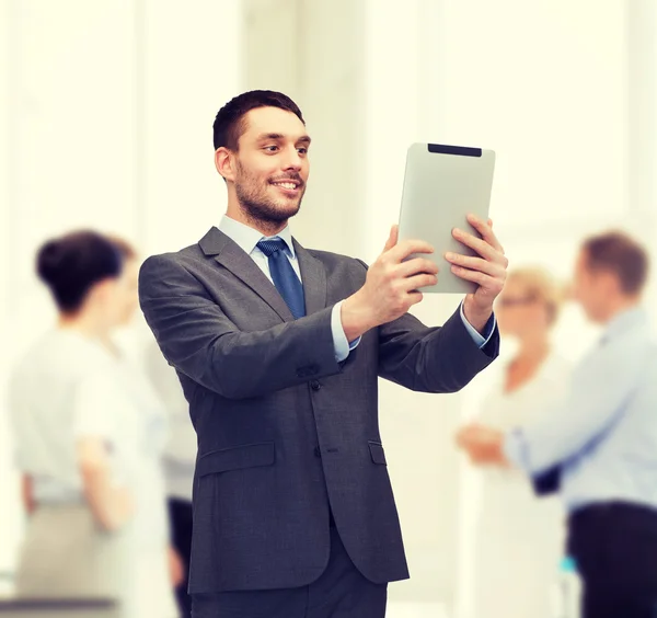 Buisnessman sonriente con la computadora de la tableta PC —  Fotos de Stock