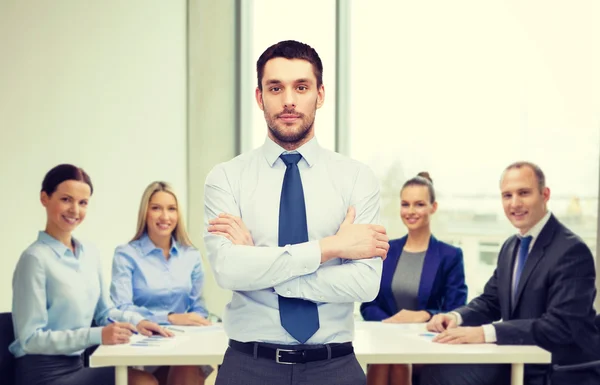 Schöner Geschäftsmann mit verschränkten Armen — Stockfoto