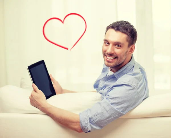 Homme souriant travaillant avec tablette pc à la maison — Photo