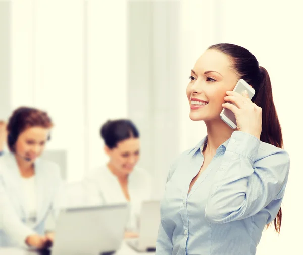 Joven mujer de negocios sonriente con smartphone — Foto de Stock