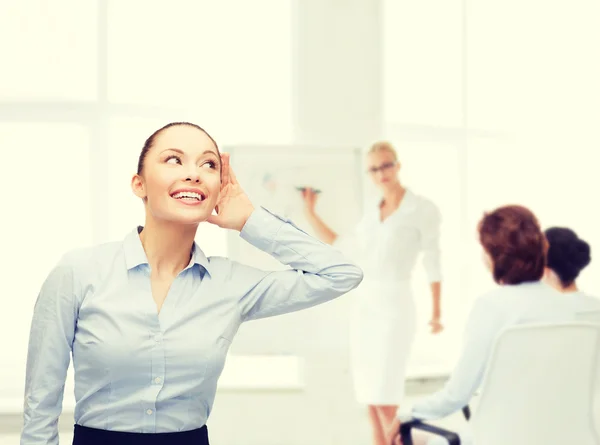 Glimlachende zakenvrouw luisteren gossig — Stockfoto