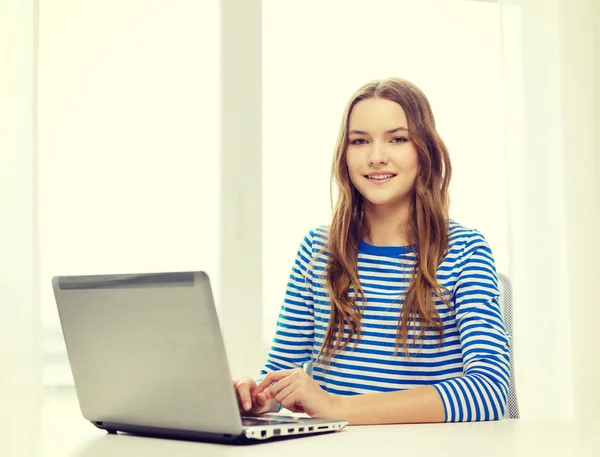 Dizüstü bilgisayar vasıl ev ile gülümseyen genç süpürgeye — Stok fotoğraf