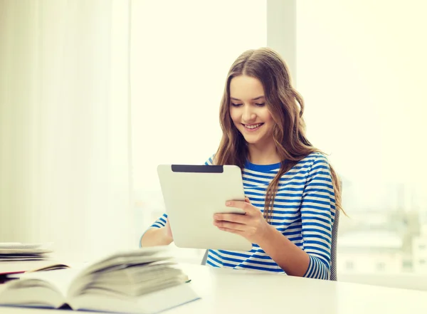 タブレット pc と本を持つ学生少女の笑顔 — ストック写真