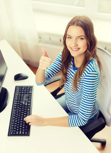 Soñando chica adolescente con la computadora en casa —  Fotos de Stock