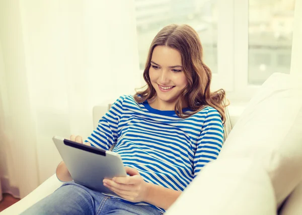 Sonriente chica adolescente con tableta PC en casa —  Fotos de Stock