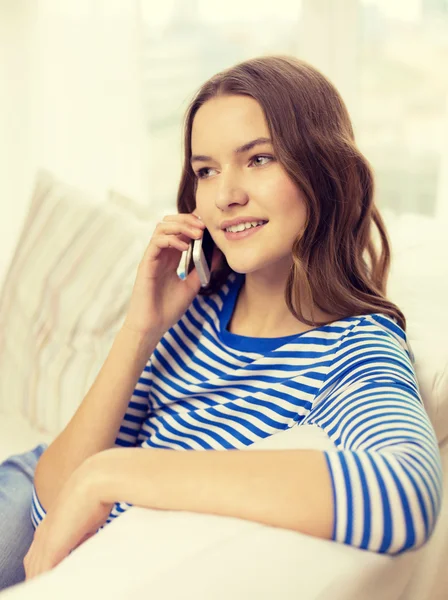 Lächelndes Teenager-Mädchen mit Smartphone zu Hause — Stockfoto