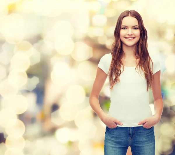 Sonriente adolescente en blanco camiseta en blanco —  Fotos de Stock