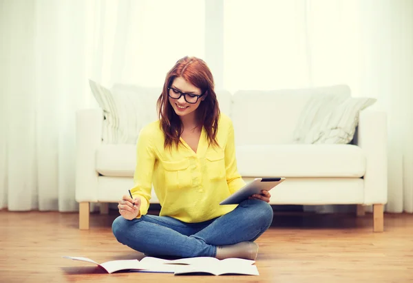 Student with tablet pc computer and notebooks — Stock Photo, Image