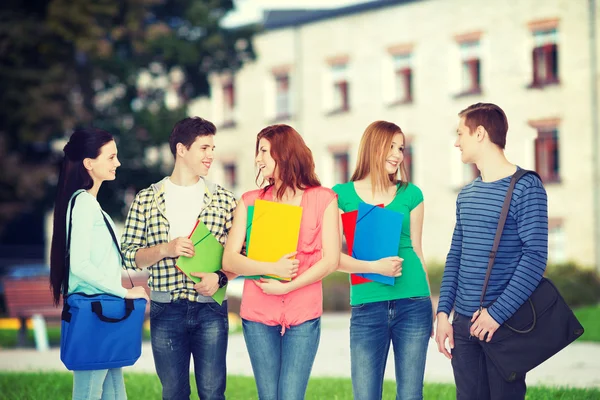 Groupe d'étudiants souriants debout — Photo