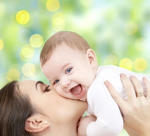 Glad mamma med bebis över grön bakgrund — Stockfoto