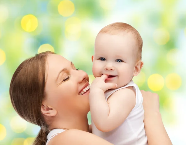 Счастливая мать с ребенком на зеленом фоне — стоковое фото