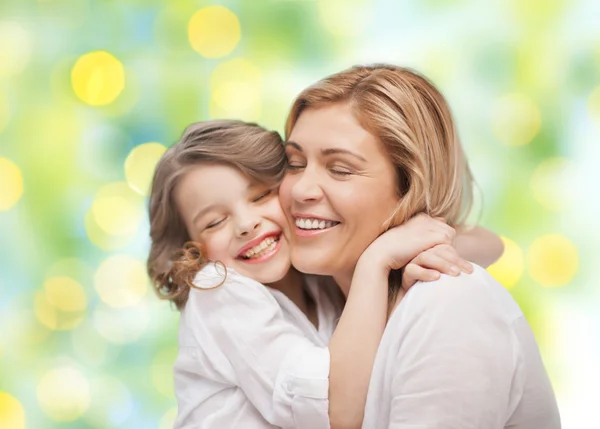 Feliz madre e hija abrazándose —  Fotos de Stock