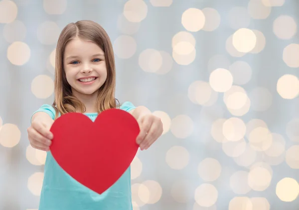 Niña sonriente con el corazón rojo —  Fotos de Stock