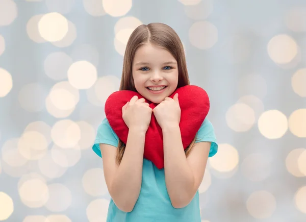 Sorrindo menina com coração vermelho — Fotografia de Stock