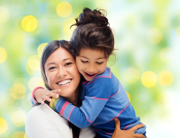 Feliz madre e hija abrazándose — Foto de Stock