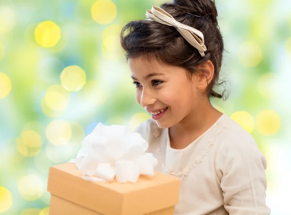 Lykkelig liten jente med gaveboks – stockfoto