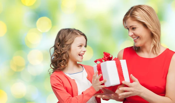 Heureux mère et fille avec boîte cadeau Images De Stock Libres De Droits