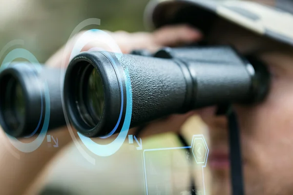 Primer plano de soldado o cazador con binocular —  Fotos de Stock