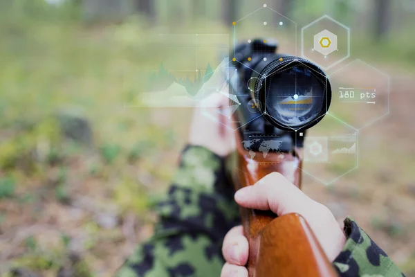 Primer plano de soldado o francotirador con pistola en el bosque —  Fotos de Stock