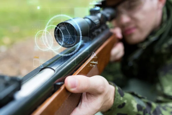 Perto de soldado ou atirador com arma na floresta — Fotografia de Stock