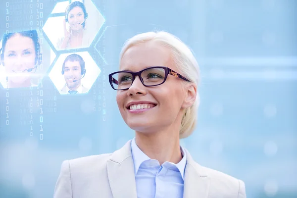 Joven mujer de negocios sonriente en gafas al aire libre —  Fotos de Stock