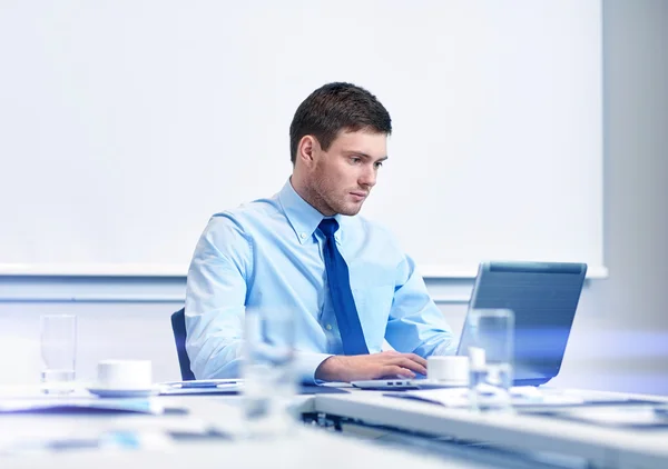 Empresario con laptop trabajando en oficina — Foto de Stock