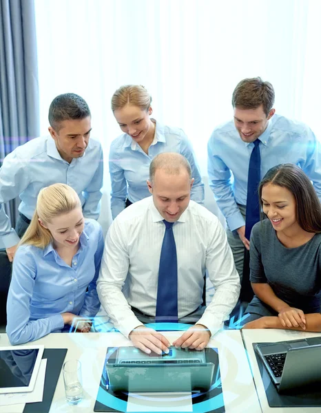 Gente d'affari sorridente con computer portatile in ufficio — Foto Stock